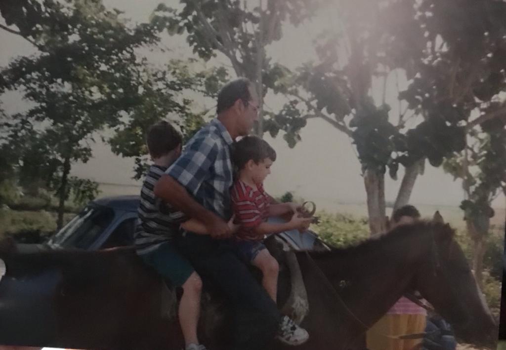 Artemisa odiseo horse ride Noel y Remi, other side MF aug98
