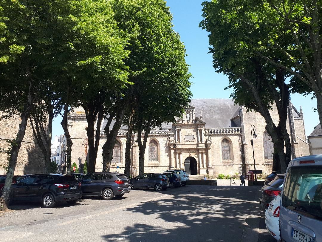 Auray ch Saint Gildas from Pl Notre Dame jun23