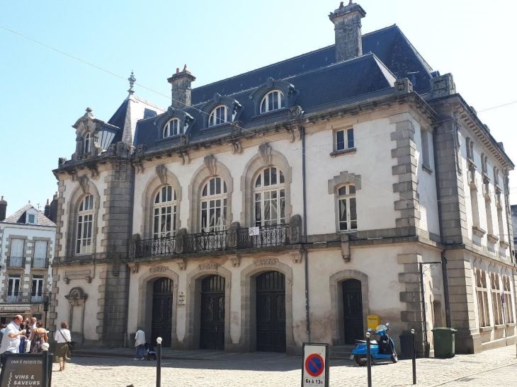 Auray hotel de ville back jun23