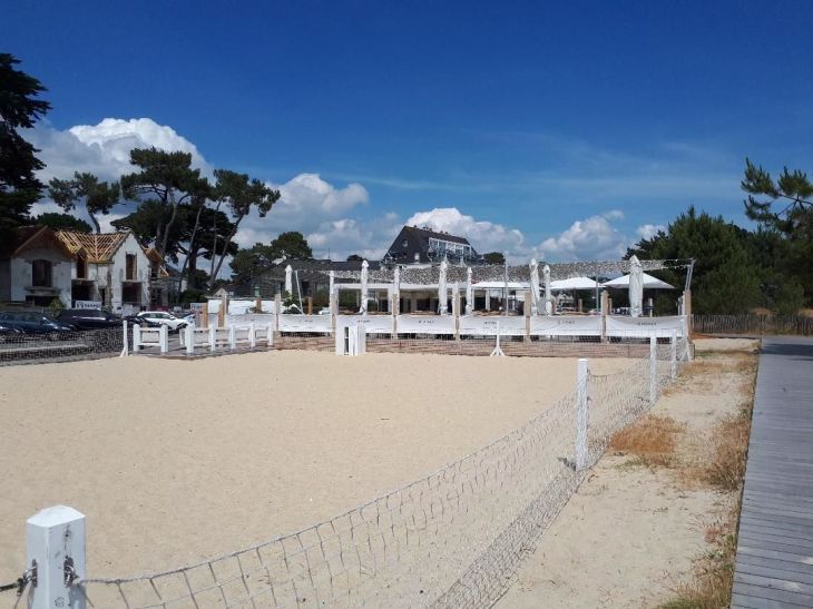 Carnac grande plage fischer club bar on beach jun23