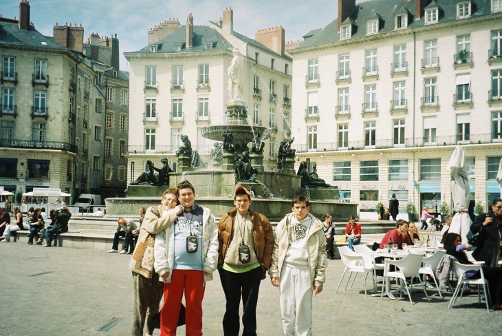 Nantes pl Royale mon fountain MF et boys apr08