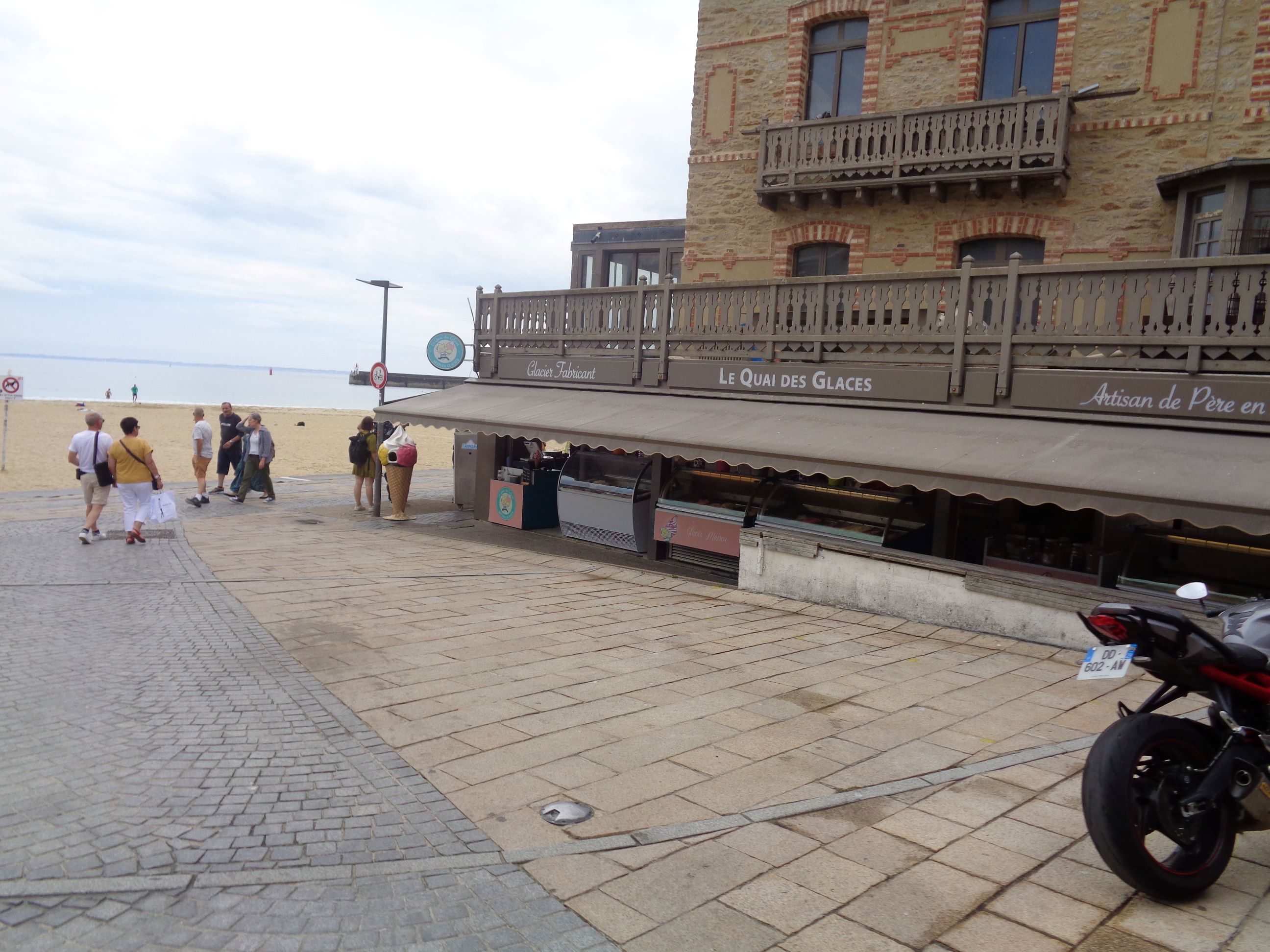 Quiberon Le Quai des Glaces grande plage ices jun23