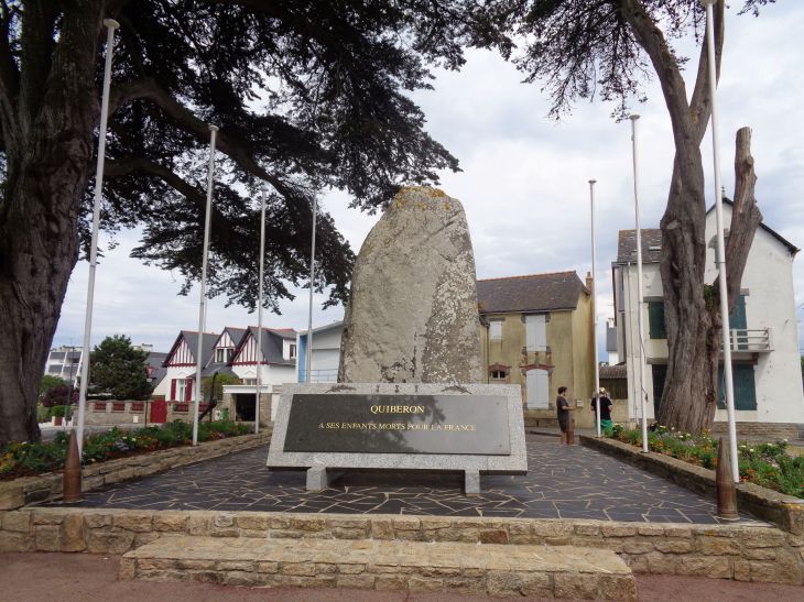 Quiberon Monument aux morts up from beach jun23