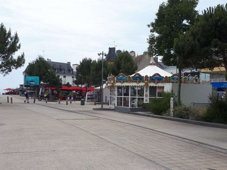 Quiberon pl Hoche carrousel jun23