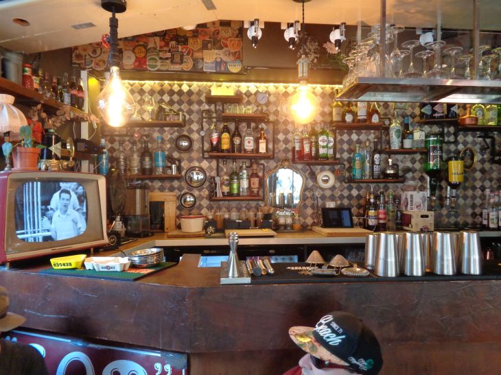 Rouen Bar Le Vintage counters jun23