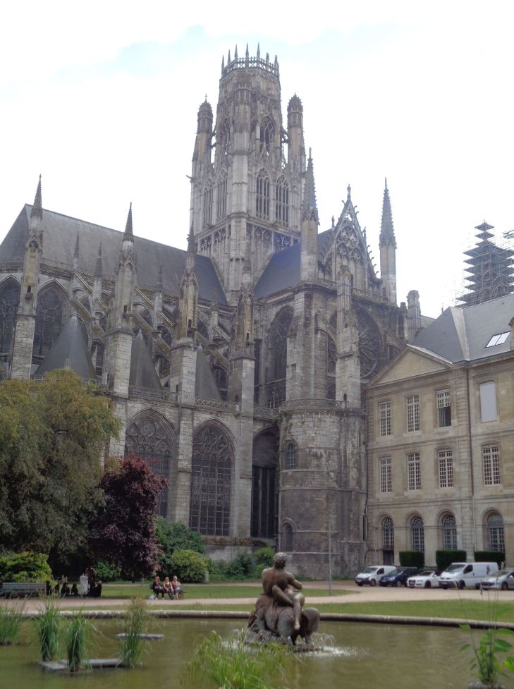 Rouen bas St Ouen entre HdV and belltower jun23