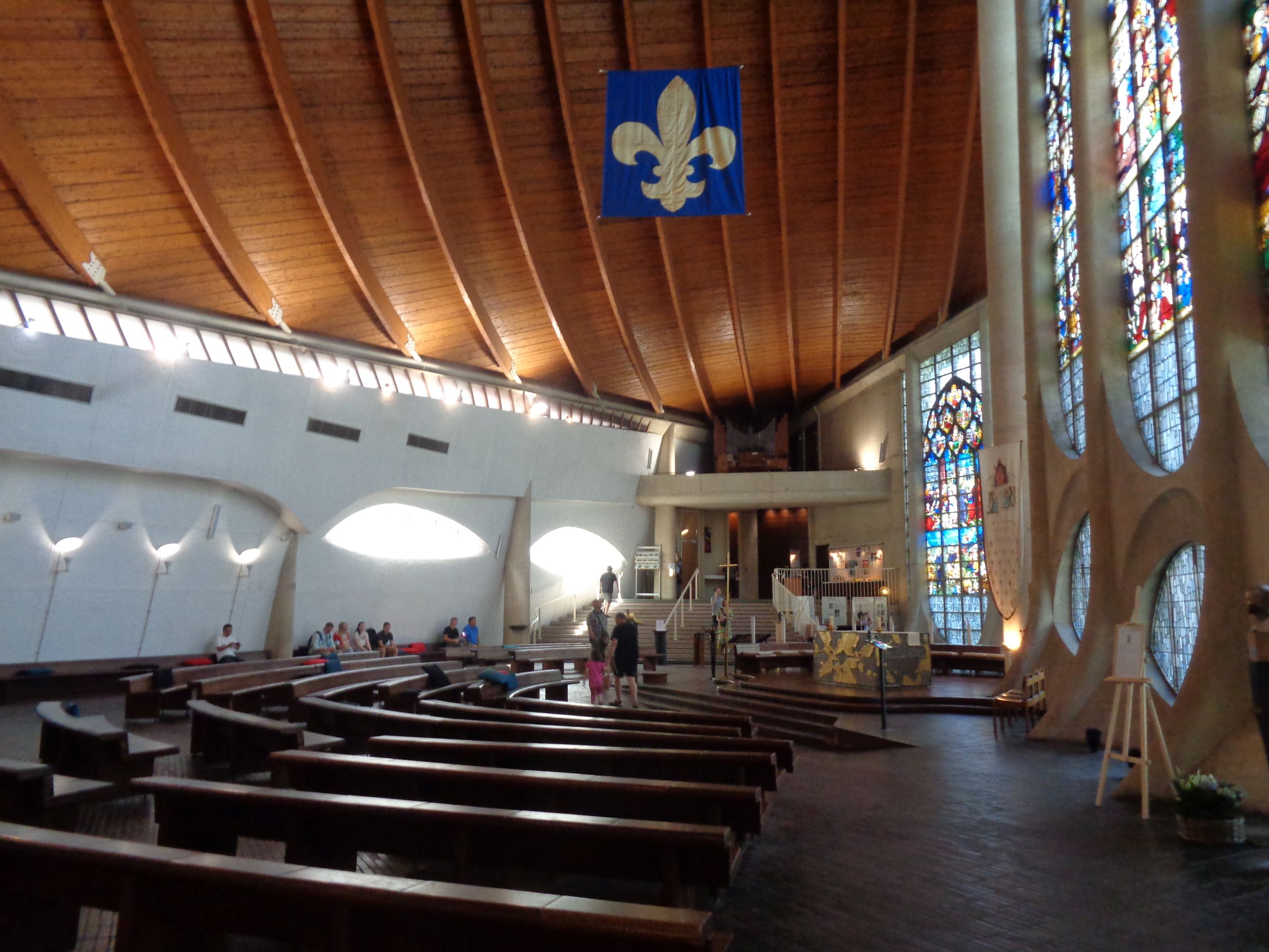 Rouen ch Jeanne d'Arc nave to altar jun23