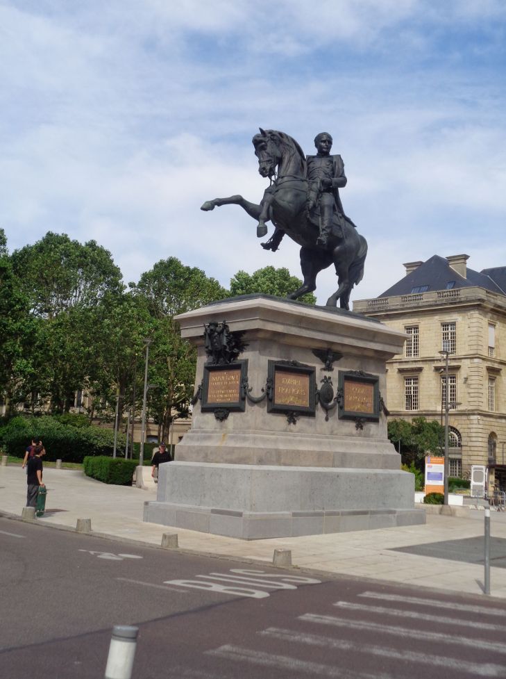 Rouen place Charles de Gaulle statue jun23
