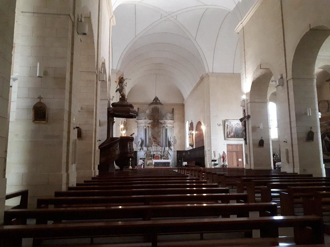 Vannes ch Saint Patern nave to altar pulpit left jun23