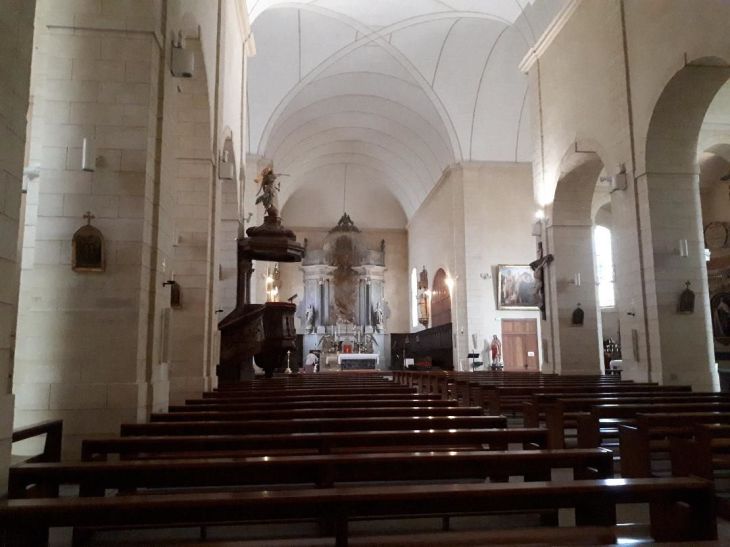 Vannes ch Saint Patern nave to altar pulpit left jun23