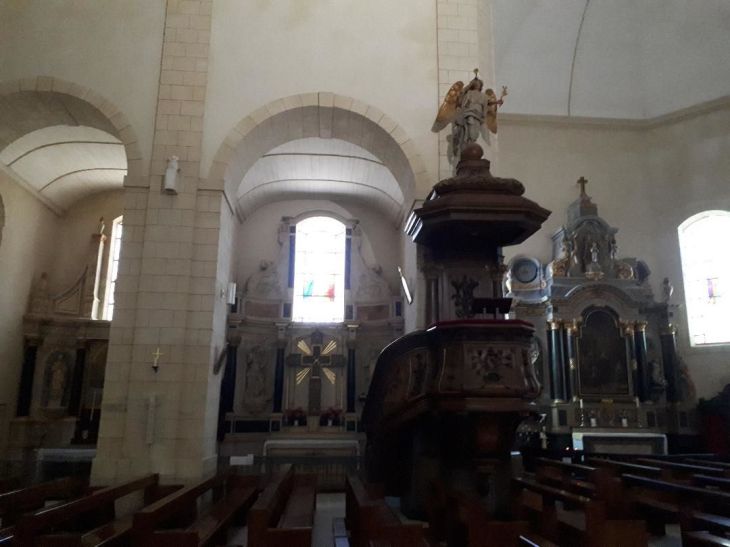 Vannes ch Saint Patern pulpit and right side chapels jun23