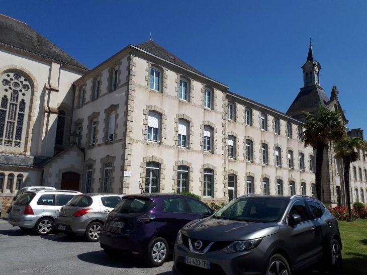 Vannes maison du diocese front closeup jun23