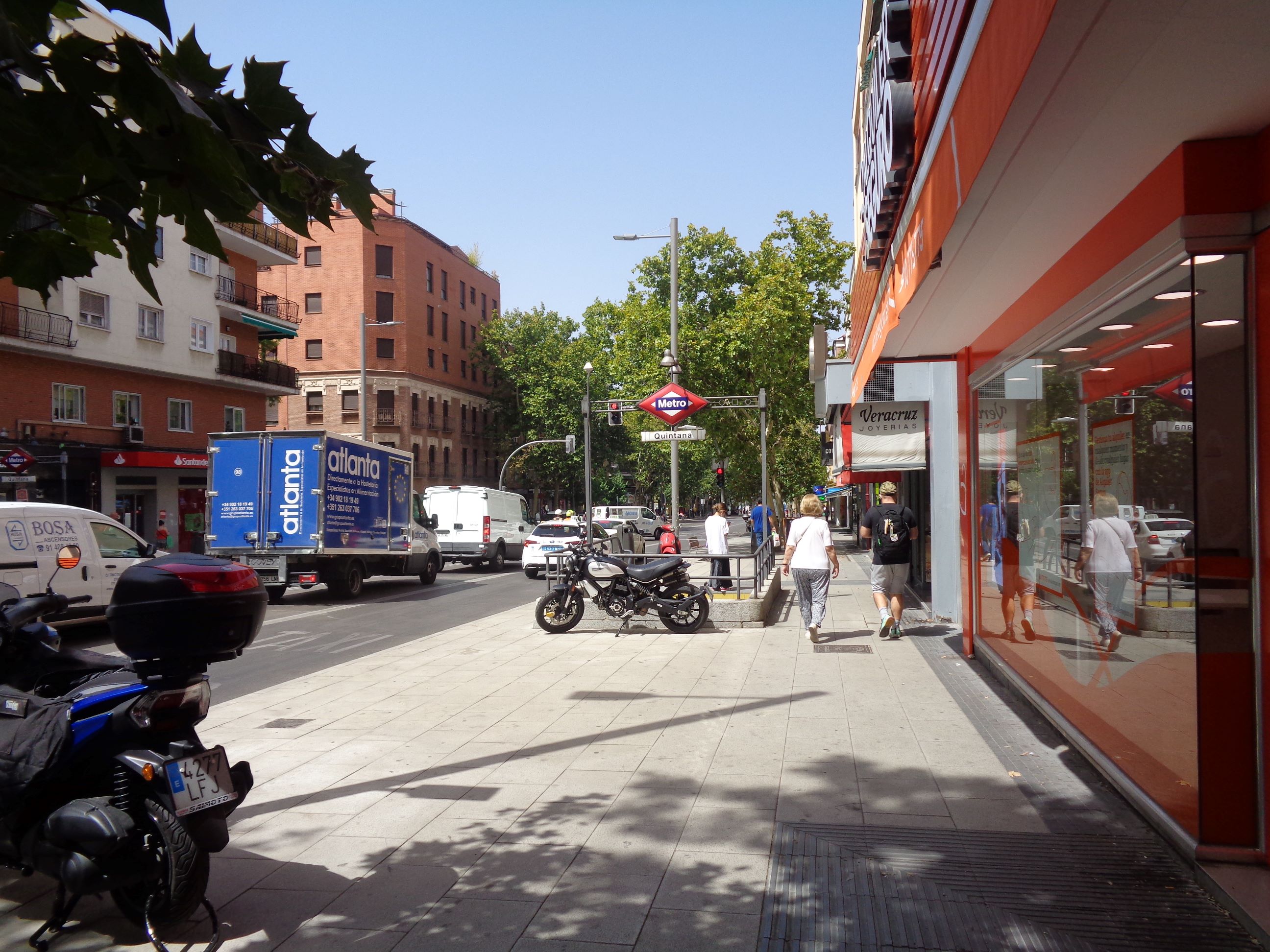 Madrid calle de Alcala metro Quintana line 5 by old piso jul23