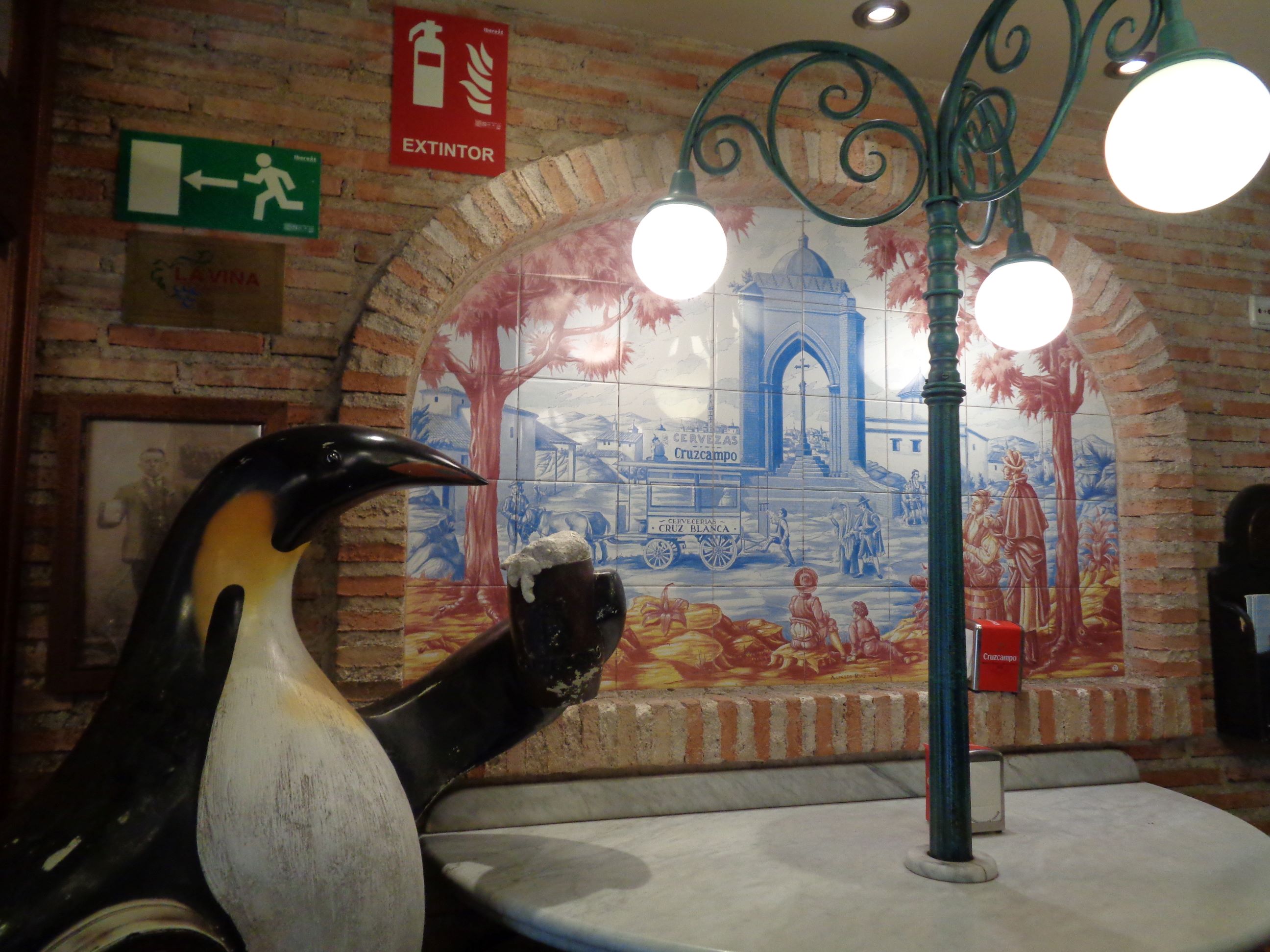 Madrid Cerveceria Cruz Blanca calle Mayor table jul23