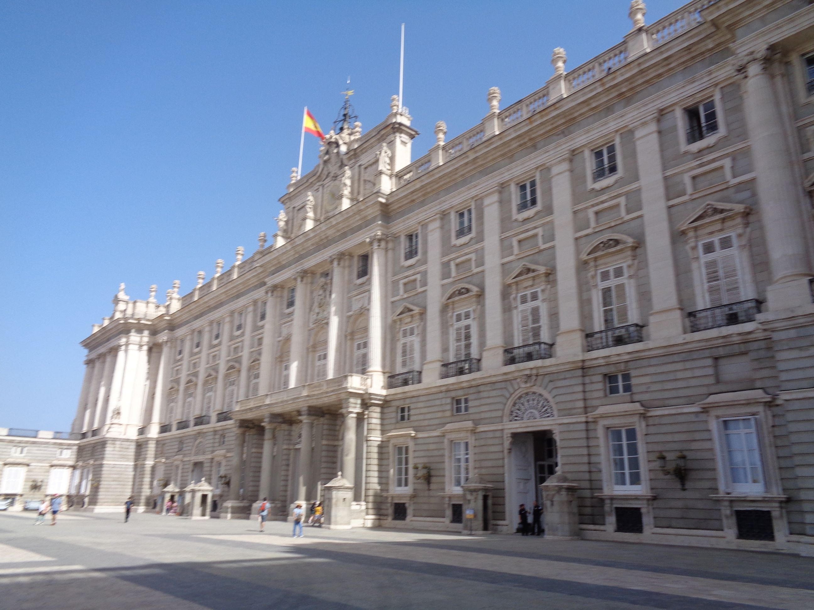 Madrid palacio real front parvis jul23