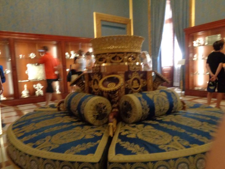 Madrid palacio real salon treasury crown jewels jul23