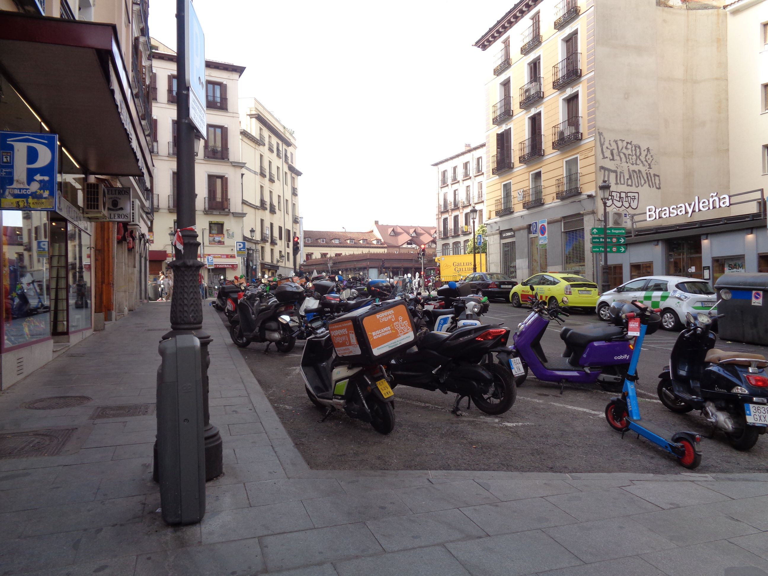 Madrid plaza del comandante las Morenas jul23