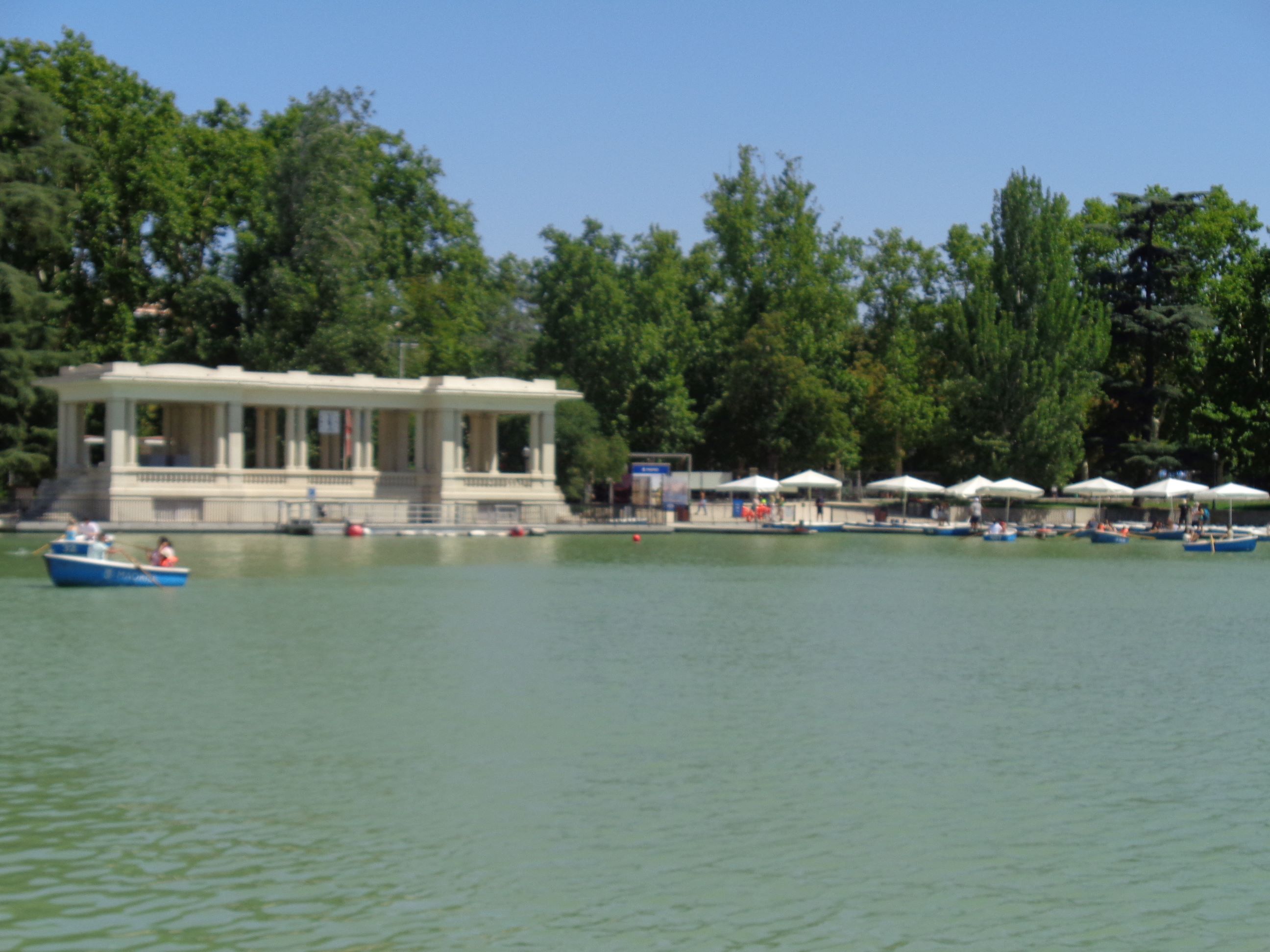 Madrid Retiro park estanque boat rentals jul23