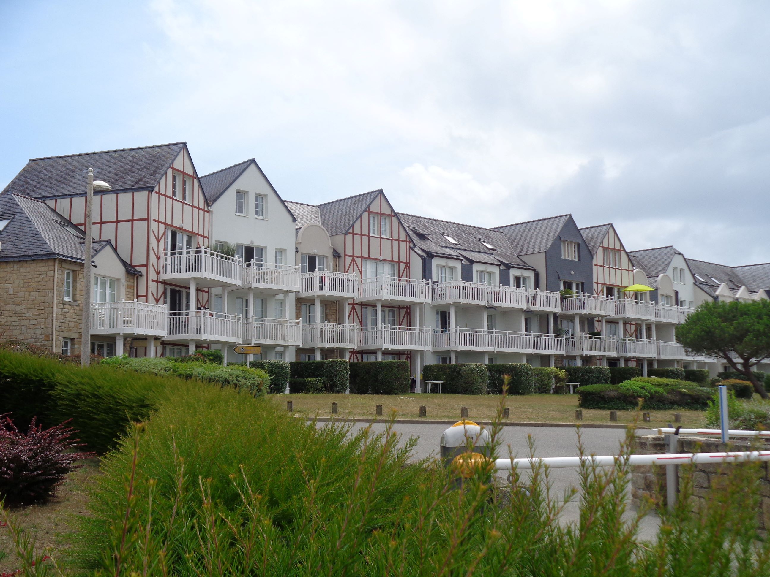 Port du Crouesty Rue de Cap Horniers architecture jul23