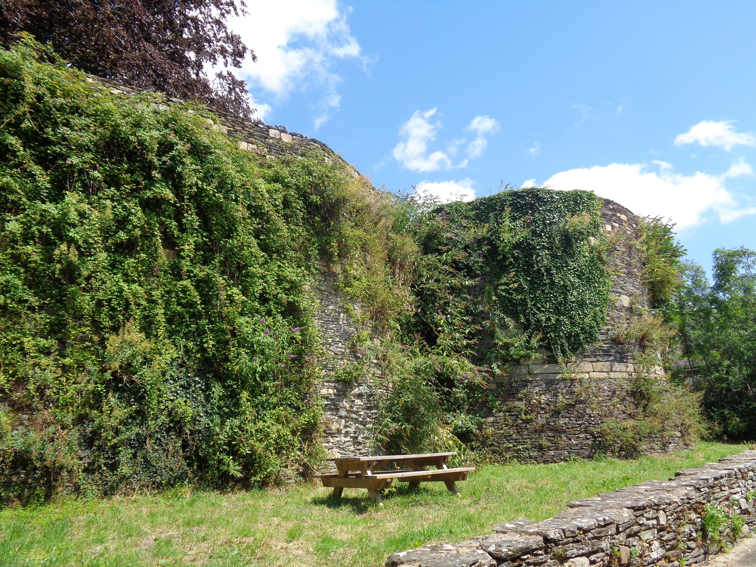 Rochefort en Terre Castle ramparts round tower smaller jul23