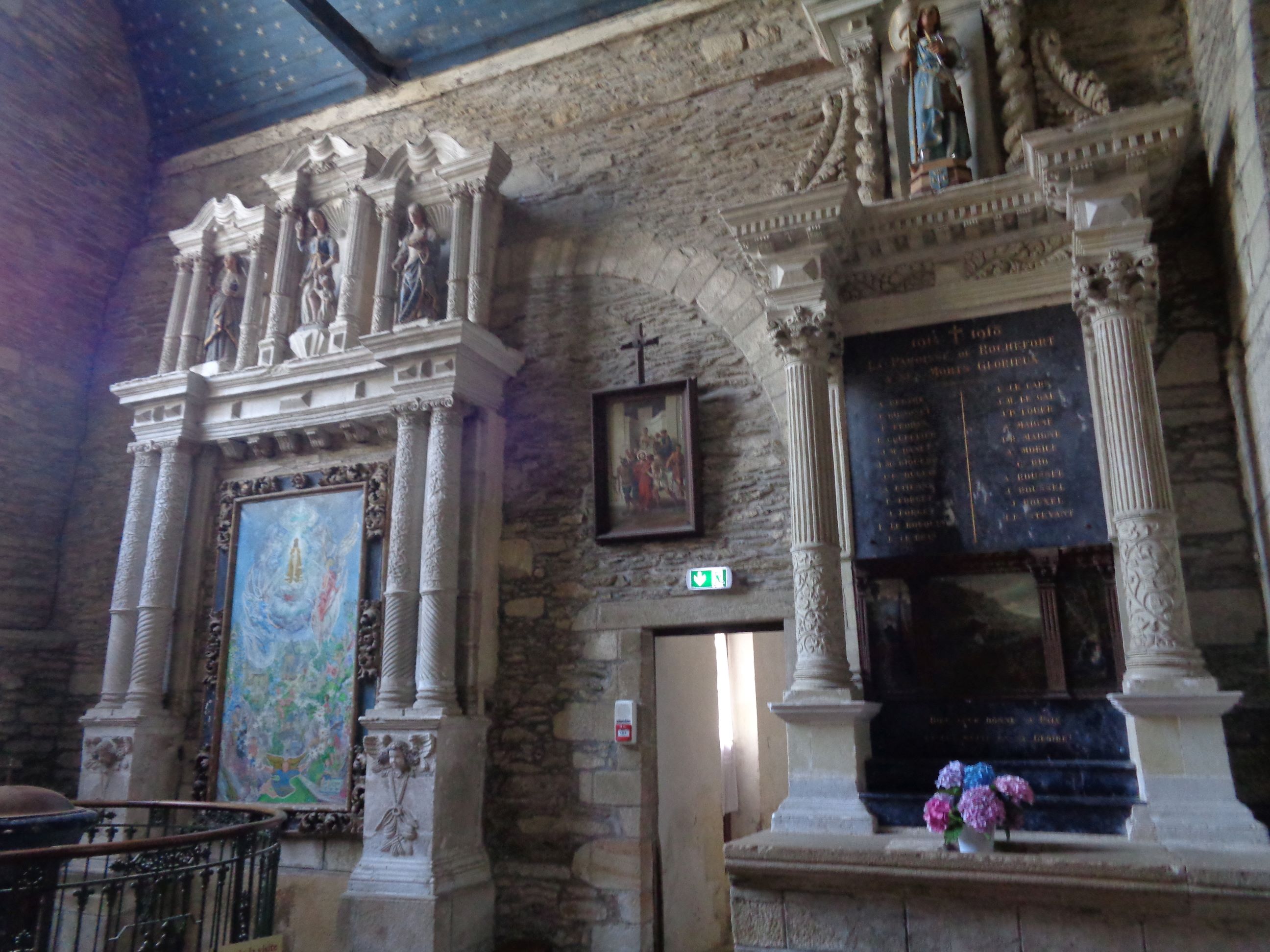 Rochefort en Terre Ch Notre Dame de la Tronchaye Chapel left of altar jul23