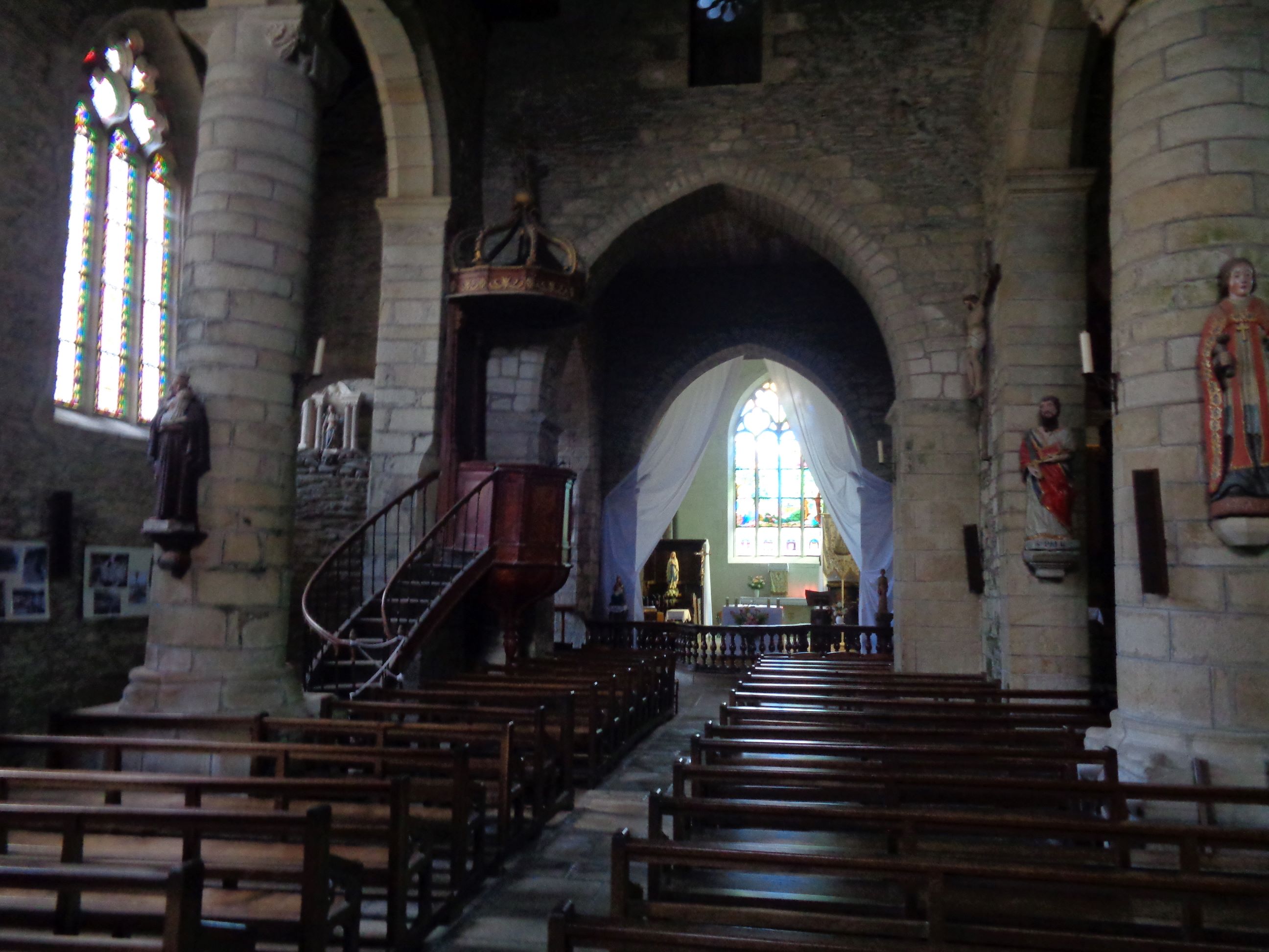 Rochefort en Terre Ch Notre Dame de la Tronchaye nave to altar pulpit jul23