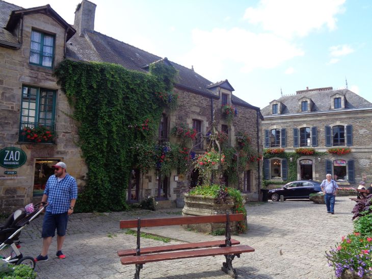 Rochefort en Terre place du puits jul23