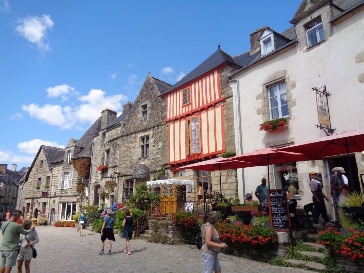Rochefort en Terre Place du Puits restos jul23