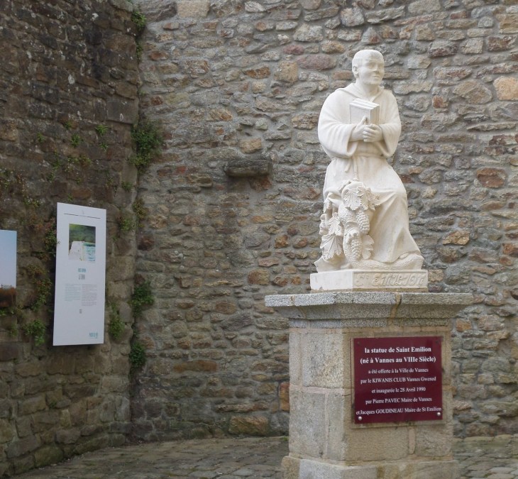 vannes-st-emilion-native-statue-at-courtine-de-la-tour-joliette-my14