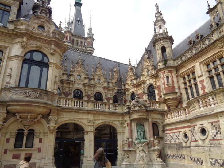 Fecamp palais benedictine courtyard entrance aug23