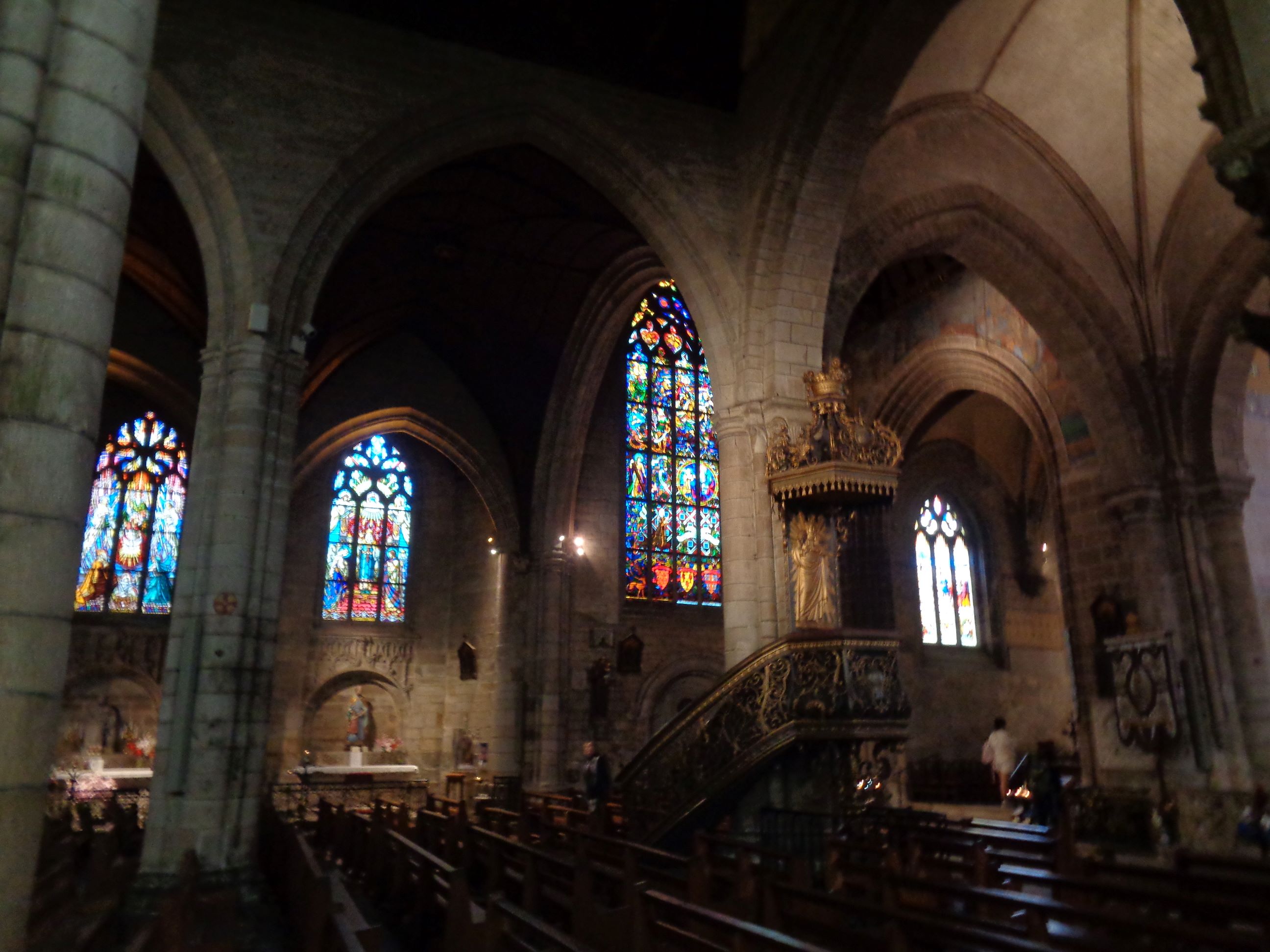 Josselin Basilica Notre Dame du Roncier pulpit and side left wall glass aug23