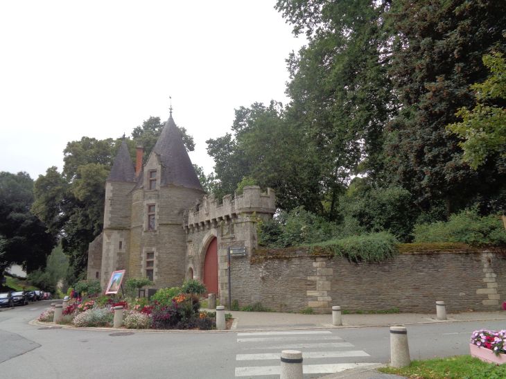 Josselin chateau back entr rue du val d'oust aug23