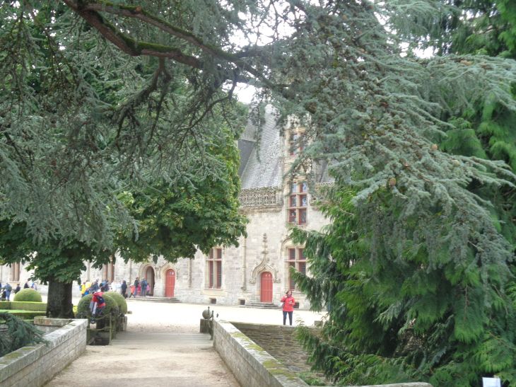 Josselin chateau courtyard entr aug23