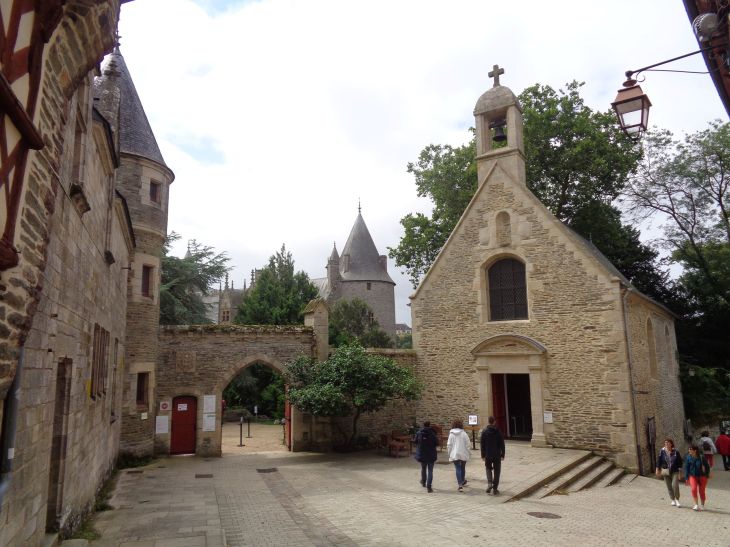 Josselin chateau entr et chapelle de la congregation front aug23