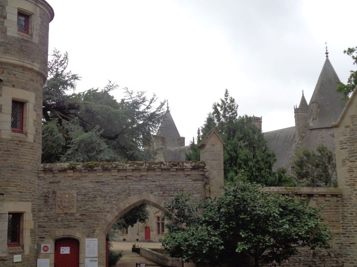 Josselin chateau towers to entr aug23