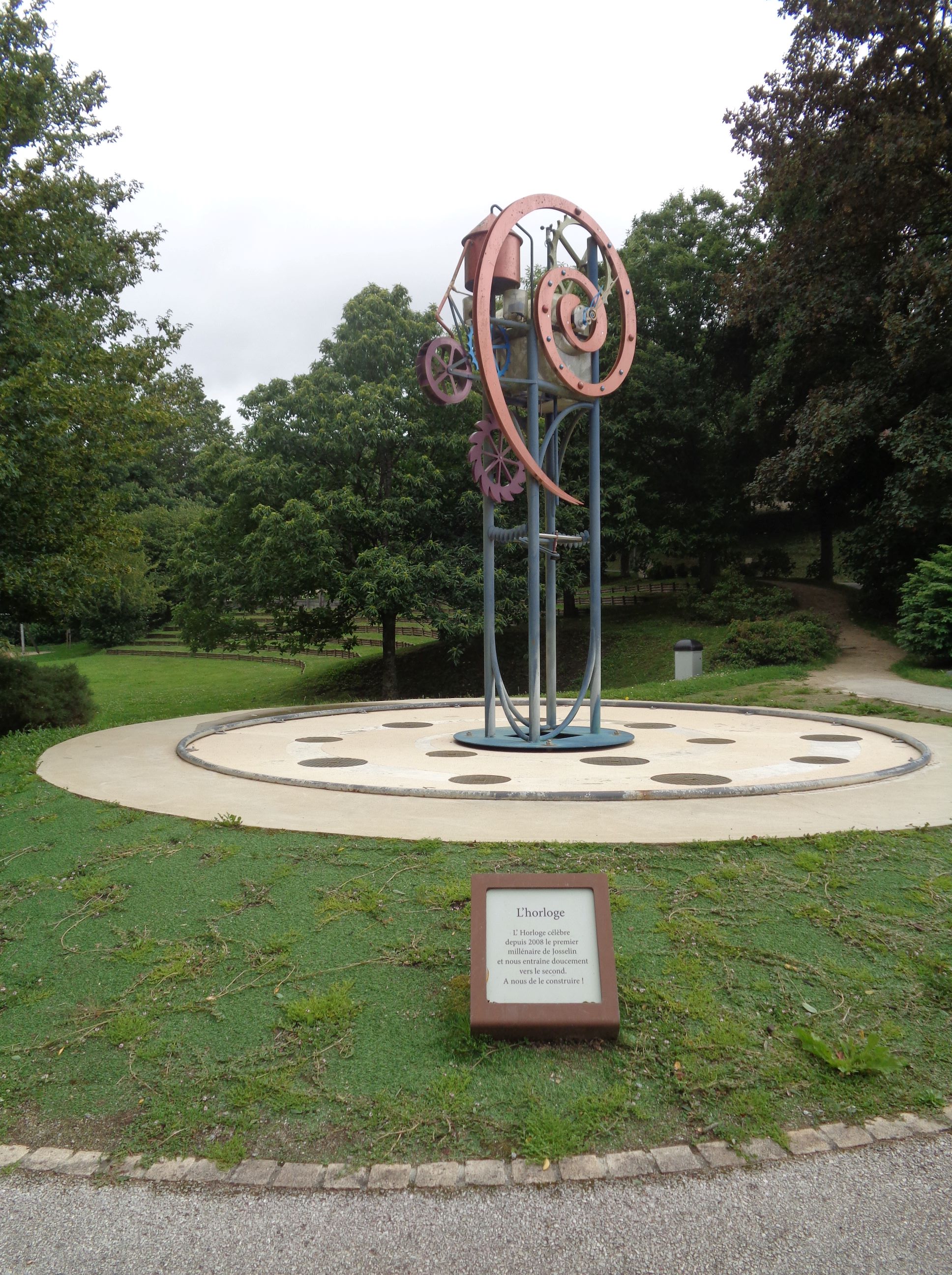Josselin rue de la fontaine theatre de verdure et horloge aug23