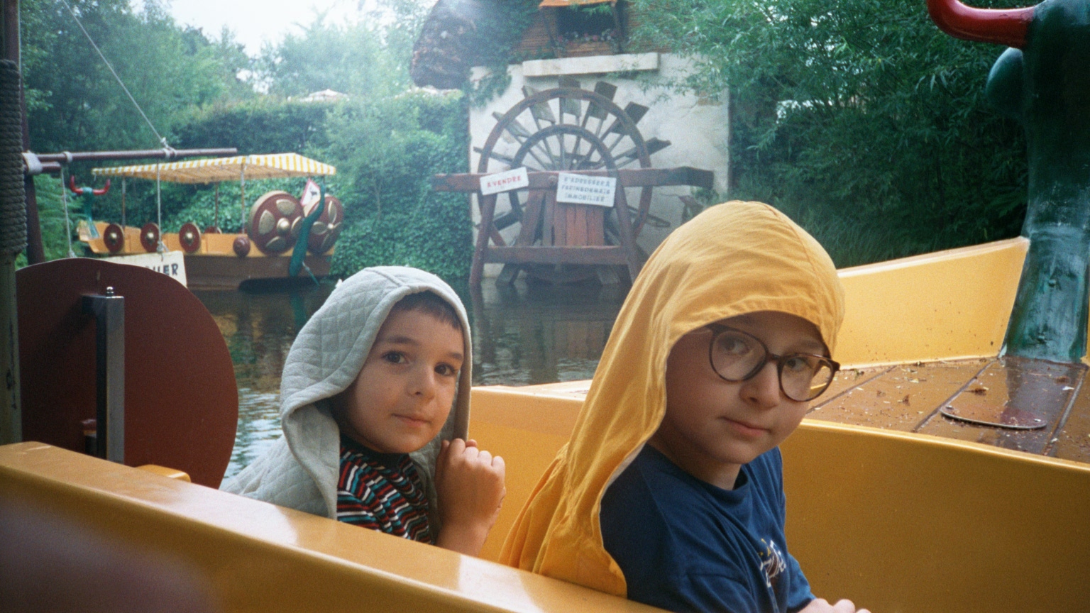 plailly parc asterix my kids on the boats