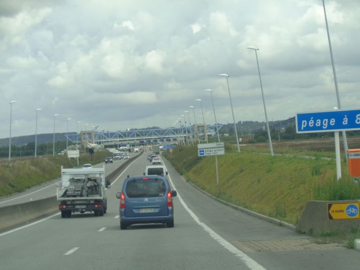 Pont de Normandie going down peage cabins aug23