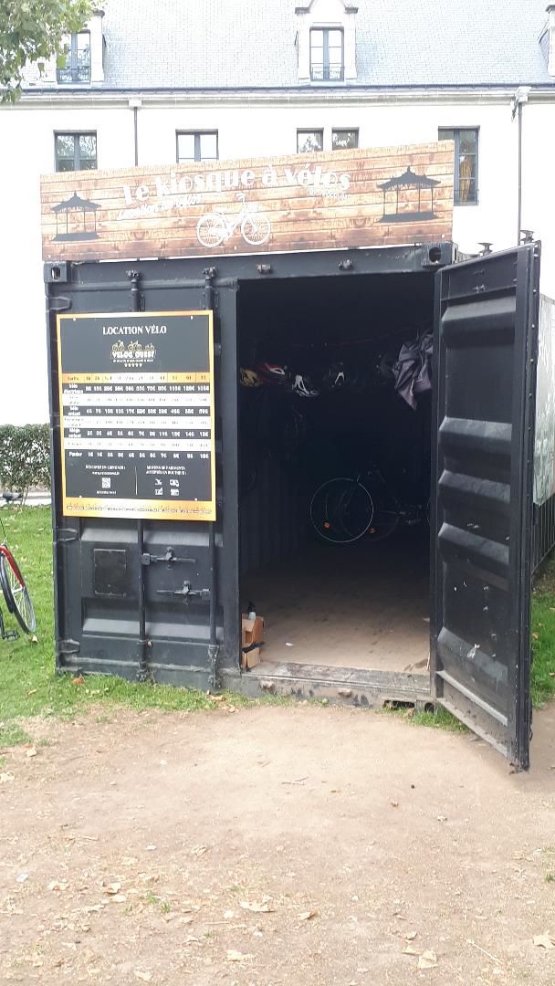 Vannes le port Veloc'Ouest kiosque de velos aug23