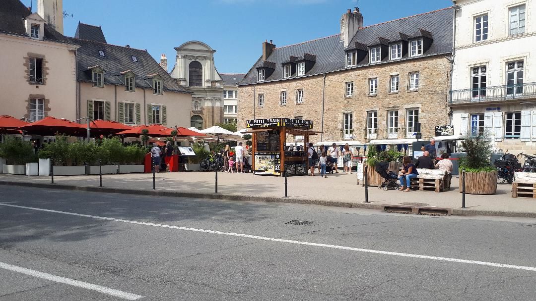 Vannes petit train pl gambetta Monastère du Carmel aug23