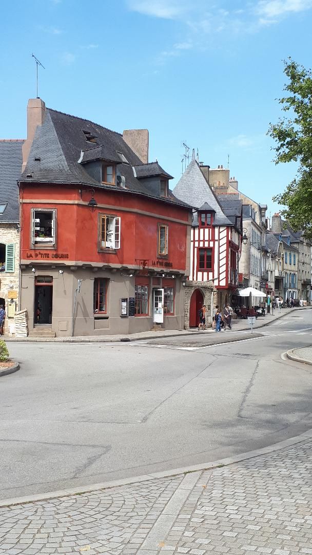 Vannes rue du port maison en bois aug23
