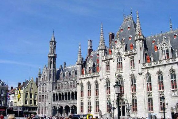 brugge-main-plaza-city hall and logis des bourgeois aug09