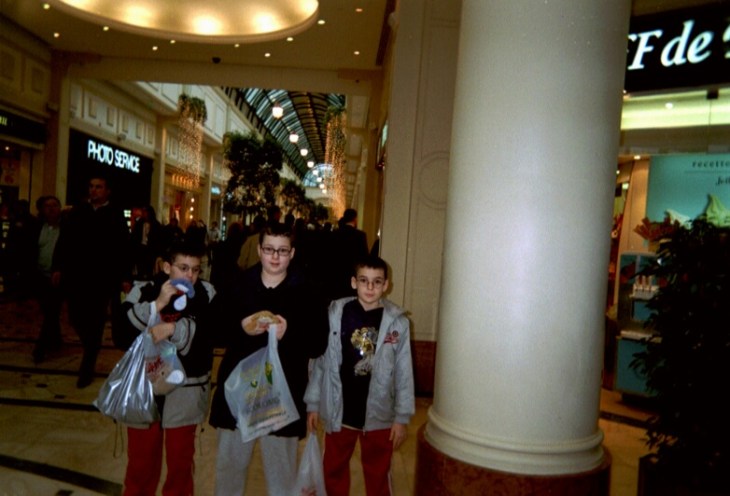 disneyland-kids-shopping-at-val-deurope-christmas-2004