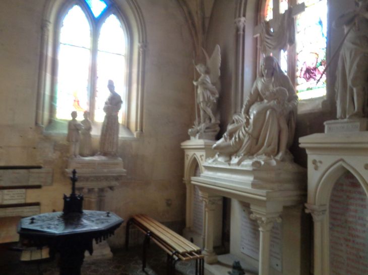 Dozule ch Notre Dame chapel baptism font et resurrection aug23