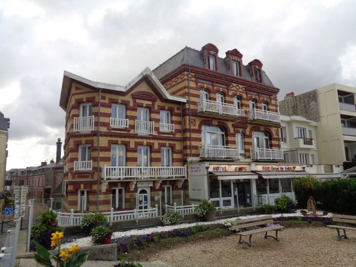 Etretat beach le Perrey hotel 1 Rue Anicet Bourgeois aug23
