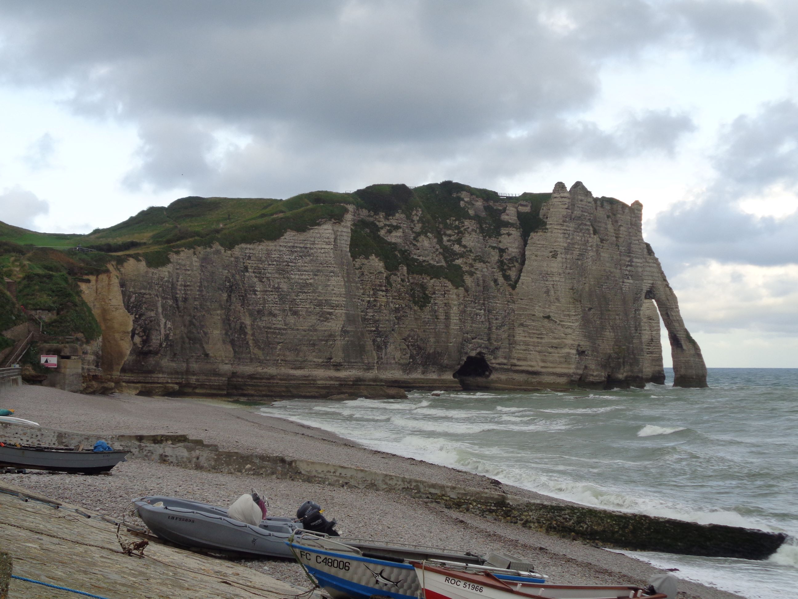 Etretat beach porte L’aiguille creuse falaise aug23
