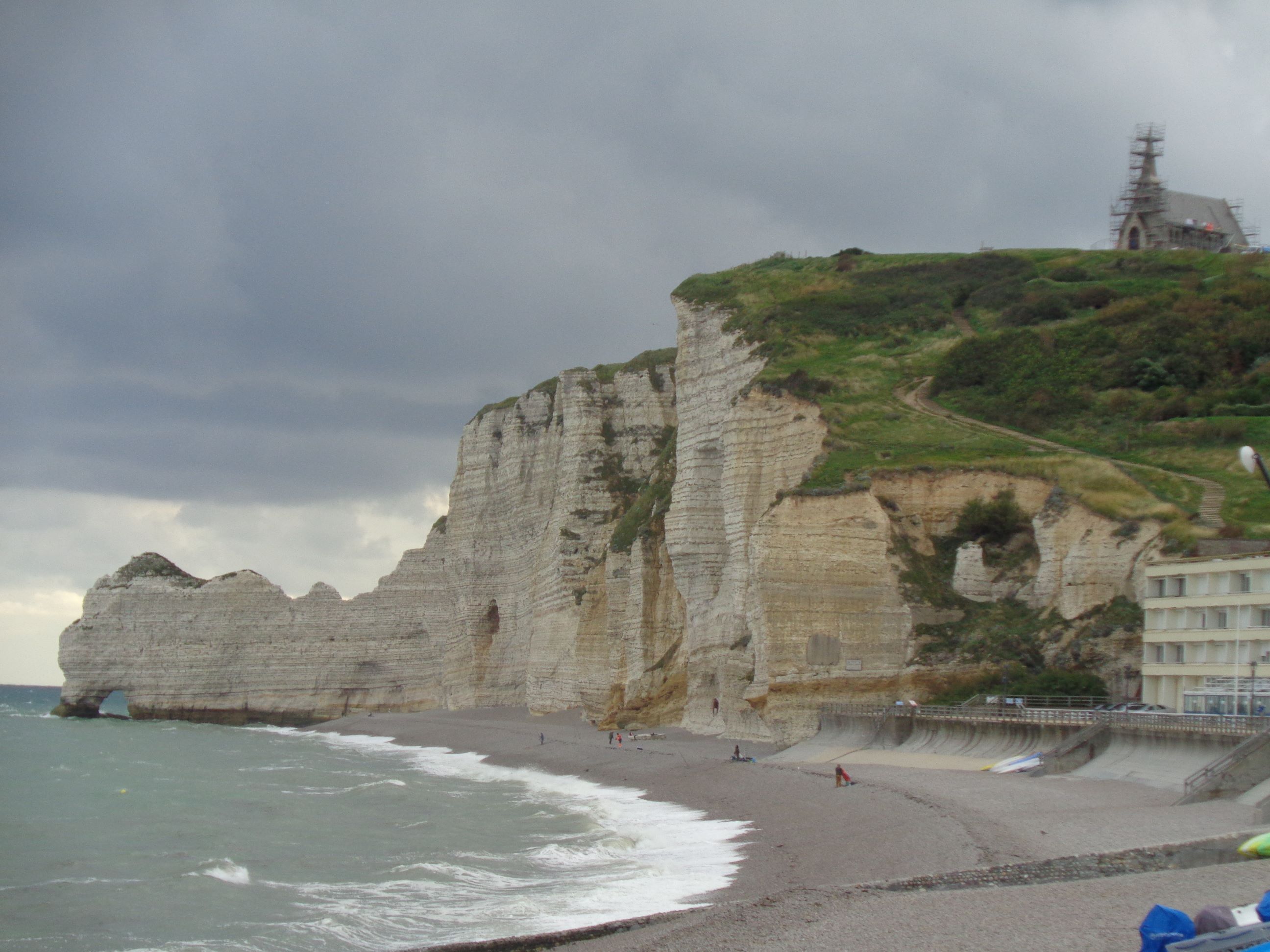 Etretat beach porte l'amont et chapel aug23