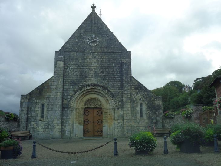 Etretat Ch Notre-Dame front Avenue Nungesser et Coli aug23