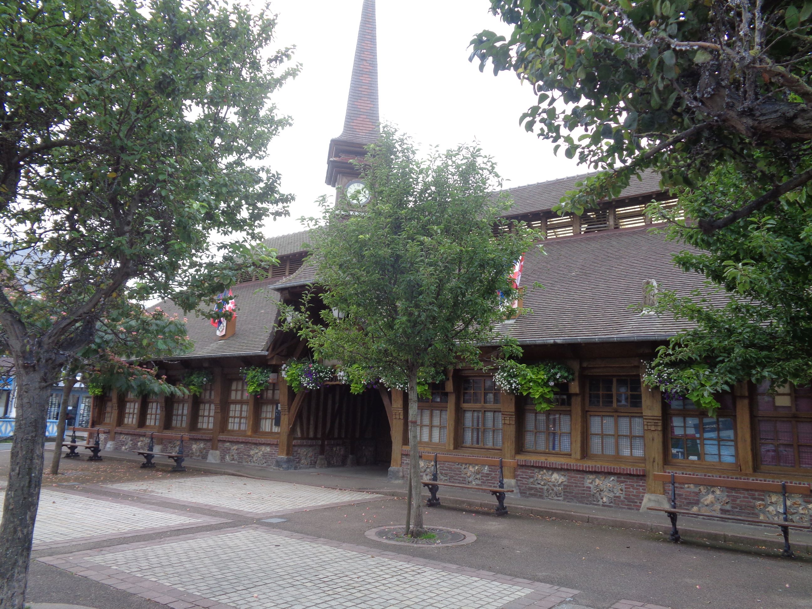 Etretat Le Vieux Marché side aug23