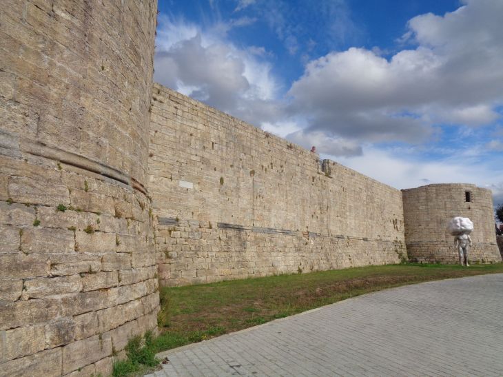 Guingamp chateau pierre II walls side sep22